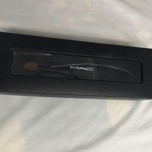 MAC Oval 3 Brush
